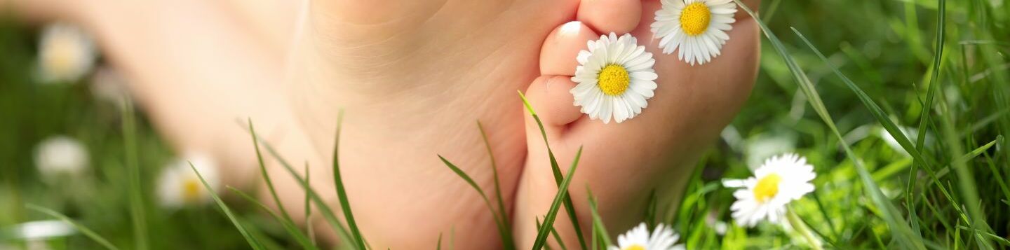 Füße mit Blüten